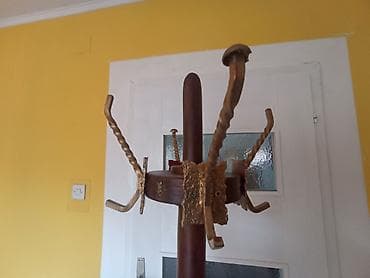 Drveni čiviluk sa slike,visine 1,8 m sa četri metalne duple kuke ( at lalafo.rs — 2 Drveni čiviluk sa slike,visine 1,8 m sa četri metalne duple kuke ( — 2