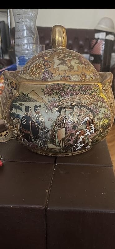 Ukrasna porcelanska posuda sa poklopcem, ručno oslikana u japanskom na lalafo.rs — 1 Ukrasna porcelanska posuda sa poklopcem, ručno oslikana u japanskom — 1