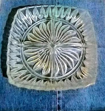 Kristalna činija za gricke i sitne kolače sa 4 pregrade. Dimenzije 21 at lalafo.rs Kristalna činija za gricke i sitne kolače sa 4 pregrade. Dimenzije 21