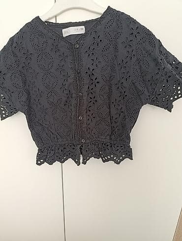 Crna dečijabluza kratkih rukava marke Zara, izrađena od pamuka sa at lalafo.rs — 1 Crna dečijabluza kratkih rukava marke Zara, izrađena od pamuka sa — 1