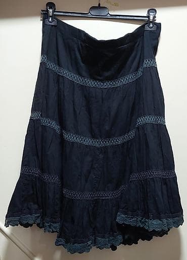 Crna široka suknja sa višeslojnim volanima i ukrasnim čipkanim na lalafo.rs Crna široka suknja sa višeslojnim volanima i ukrasnim čipkanim