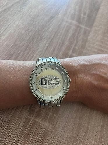 Elegantan uniseks ručni sat marke D&G, srebrne boje, ukrašen na lalafo.rs Elegantan uniseks ručni sat marke D&G, srebrne boje, ukrašen