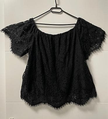 Crna, čipkana bluza sa otvorenim ramenima i kratkim rukavima. Bluza je na lalafo.rs — 1 Crna, čipkana bluza sa otvorenim ramenima i kratkim rukavima. Bluza je — 1