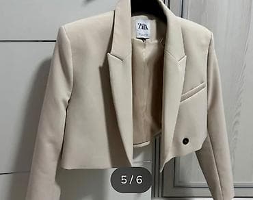 Kratki blejzer Zara – bež. Velicine S/M i M/L - Model na lalafo.rs Kratki blejzer Zara – bež. Velicine S/M i M/L - Model