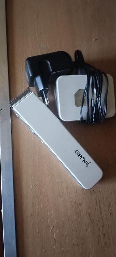 Beauty & Care: Bežični trimer/mašinica za šišanje Gemei - Kompaktan, lagan model za at lalafo.rs — 1 Beauty & Care: Bežični trimer/mašinica za šišanje Gemei - Kompaktan, lagan model za — 1