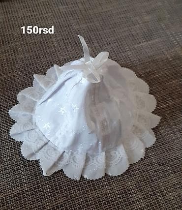 Ukrasna kapica/mini šeširić od belog satena sa čipkanim karnerom i na lalafo.rs Ukrasna kapica/mini šeširić od belog satena sa čipkanim karnerom i