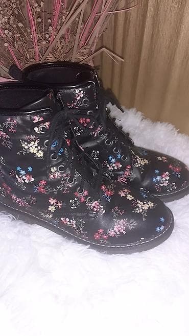 Crne cizme sa cveticima.
Broj 39, ocuvane at lalafo.rs — 7 Crne cizme sa cveticima.
Broj 39, ocuvane — 7