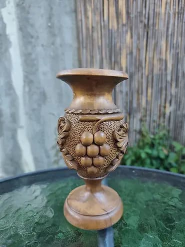 Ručno rezbarena drvena vaza sa motivom grožđa i vinove loze. -