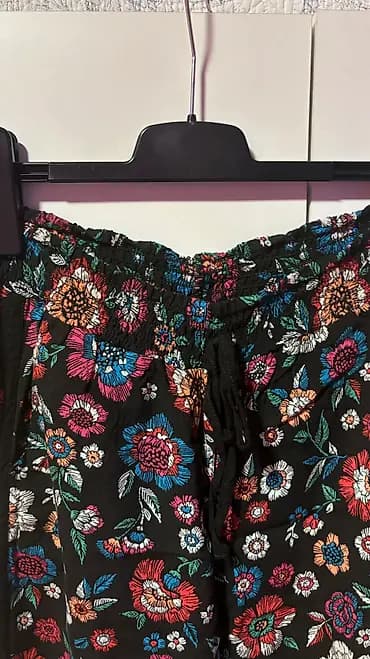 Pantalone, nove, sa dzepicima, pojas na gumu i uckur, materijal 100%
