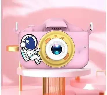 Astronaut fotoaparatsa igricama i filterima za devojčice. astronaut
