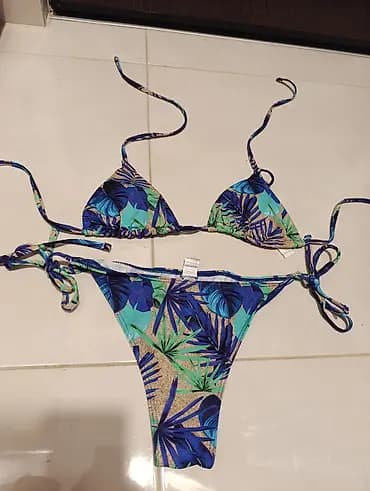 Zenski bikini kupaći kostim brenda Bonatti. Gornji deo je trouglastog