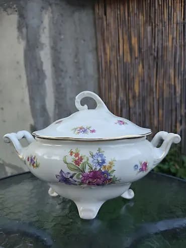 Porcelanska supijera sa poklopcem, dekorisana cvetnim motivima i