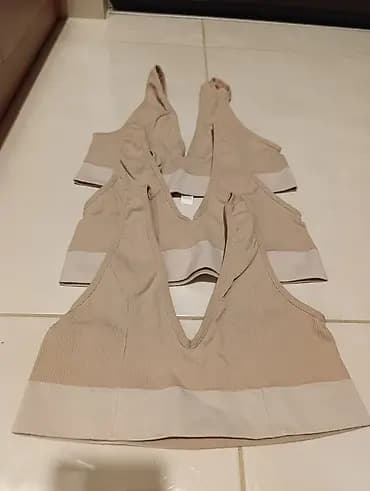 Bešavne ženske top-grudnjake Pompea – set od 3 komada - Model