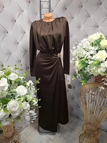 Elegantna duga haljina u tamno braon boji - Kroj: maxi dužina, blago