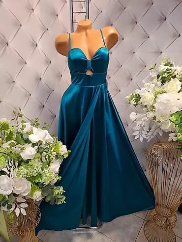 Svečana duga haljina od satena u smaragdno zelenoj/teal nijansi. Model