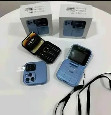 Mini mobilni telefon na preklop na stanju u crnoj boji. Cena: 3999