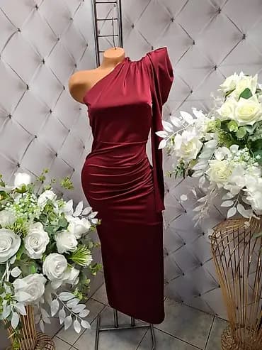 ✨Elegantna bordo haljina na jedno rame✨
✅3500 din
Uni