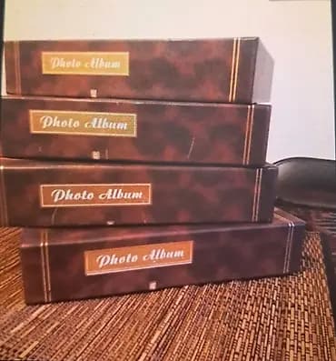 Albumi za slike. 4 albuma u vrlo lepom tvrdom pakovanju. Kao knjige
